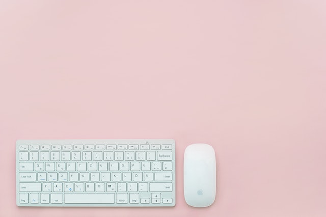 mouse and keyboard of iMac (Retina 4K, 21.5-inch, 2019)
