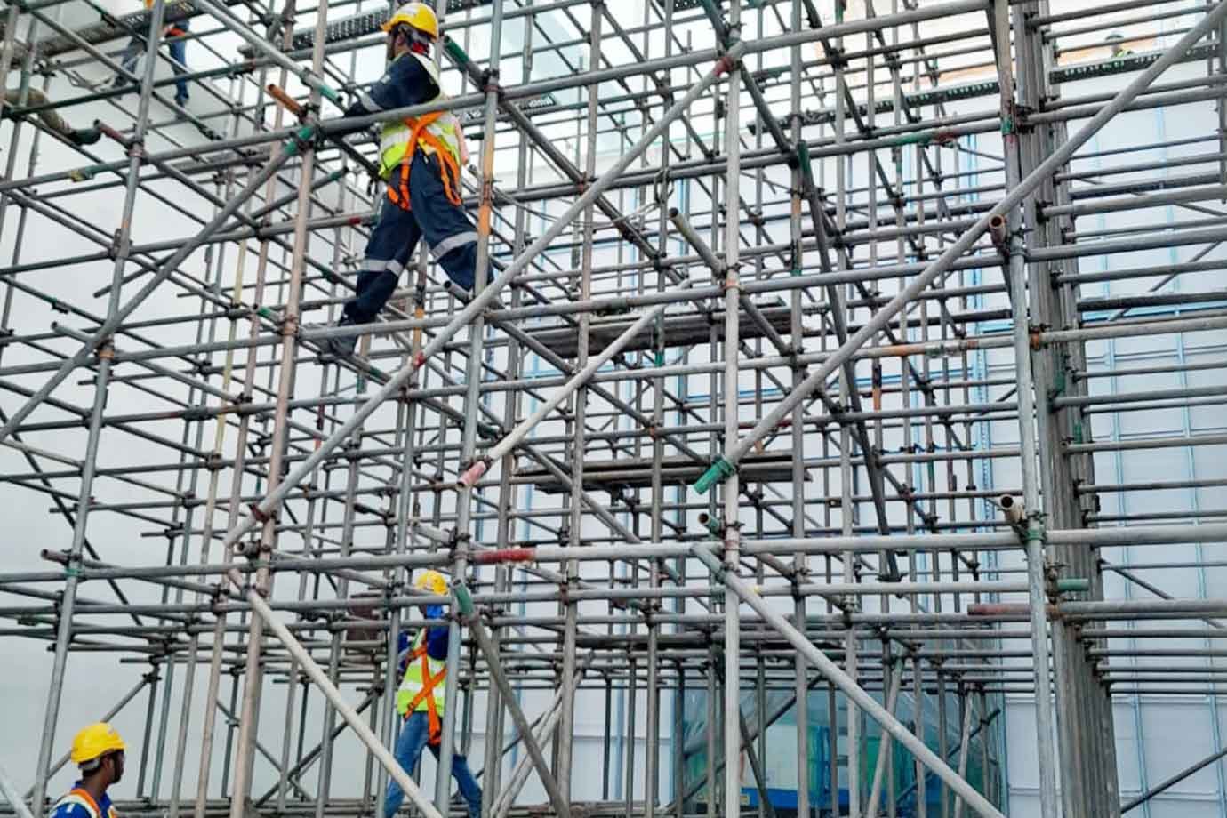 Can Scaffolding Be Installed on Uneven or Sloped Ground in Warrington?