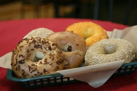 How to Choose the Best Bagels Shop for Fresh and Delicious Treats