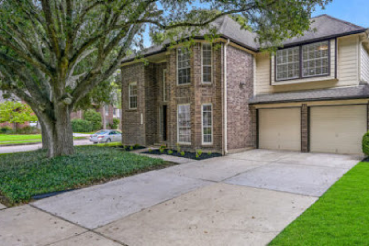 Top Reasons to Hire Professional Friendswood Driveway Contractors