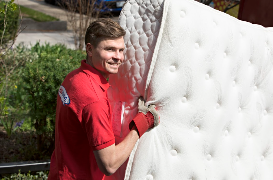 The Right Way to Remove Furniture from Your Home or Office in Toronto