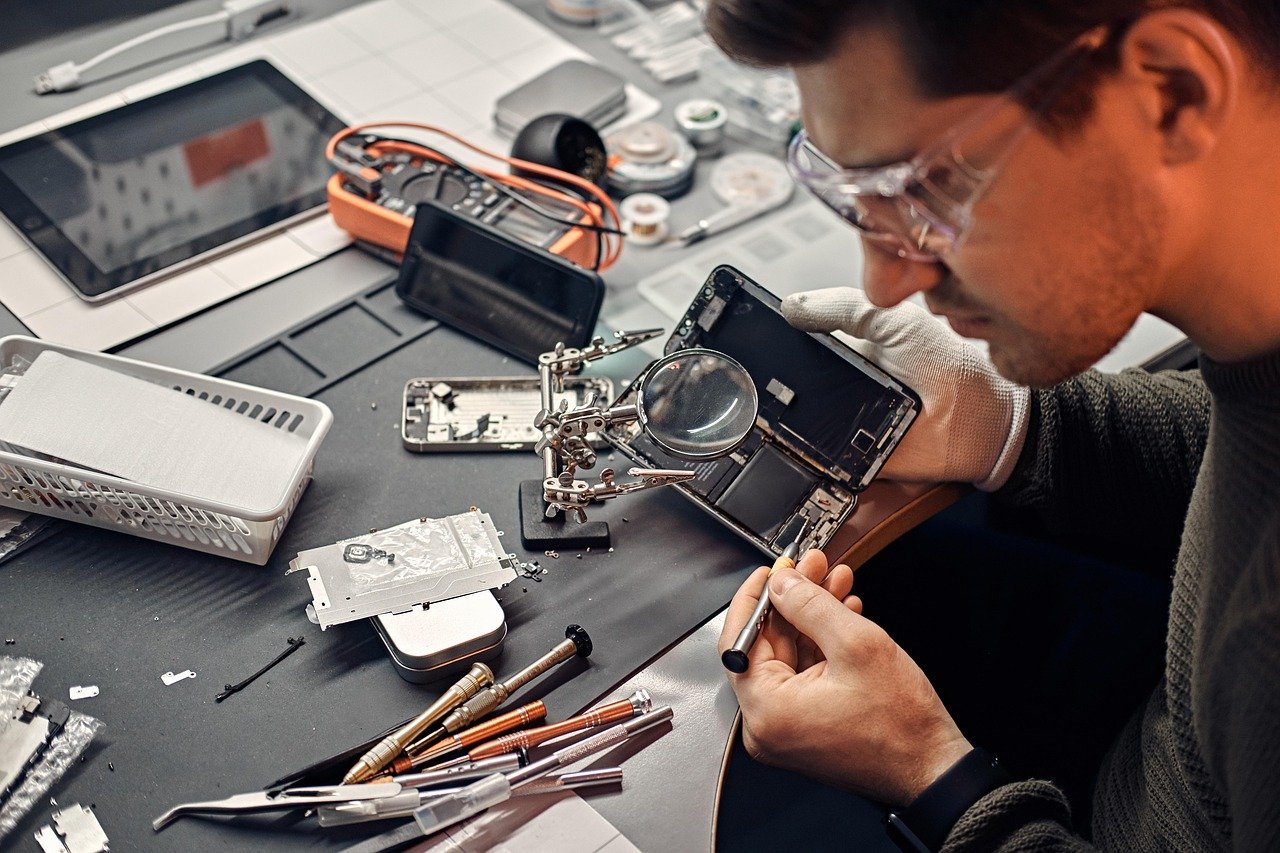 iPhone Repairs: What You Can DIY and What Needs a Pro