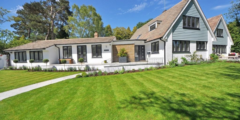 What Should You Keep an Eye Out for When Looking at Roofing Contractor Reviews?