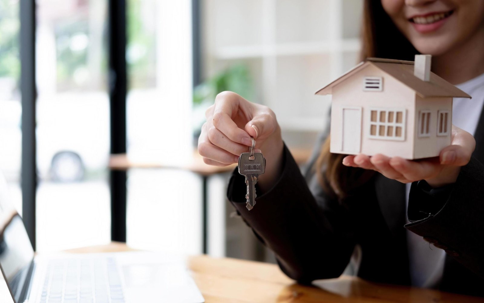 Why a Women Real Estate Agent Keeps Your Goals on Track
