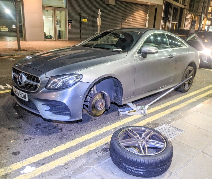 emergency mobile tyre fitting