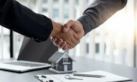 How a Real Estate Consultant Helps You Make Smarter Property Decisions?